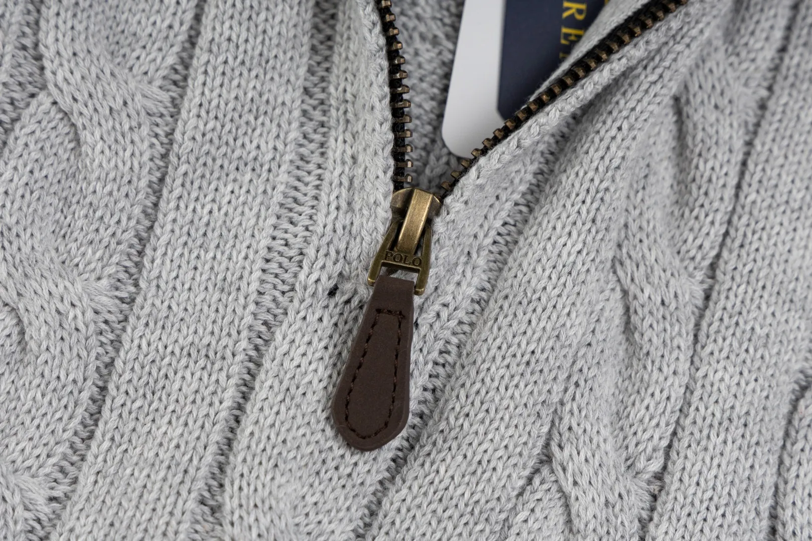 P236 #R92 RALPH LAUREN Ralph Lauren fifteen colors classic small label embroidery logo turtleneck pullover half-zip knitted cable sweater with high-density LOGO embroidery on the chest and original customized tag accessories. Made of pure cotton yarn, pure cotton is skin-friendly and comfortable, small label war horse embroidered twist turtleneck sweater 🐎 high quality, follow the blogger to learn how to wear it! Let’s buy a Ralph Lauren cable sweater. It’s a super hard-to-find series after it became popular. It’s hard to find one on the official website. It’s simple and practical to wear, with a lazy and loose feel. The thickened fabric has more texture, feels soft and delicate, and has a loose fit. Whether worn alone or layered, you can wear different styles of fashion with just one piece!   Size：XS S M L